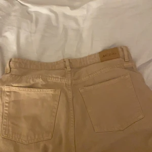 Yoko beige jeans  - Sista är en lånad bild! Monki storlek är 34 vilket i ”vanlig” storlek blir 44. Jättefina beiga jeans med high waist och wide fit! Använda 1 gång. Ordinarie pris 400
