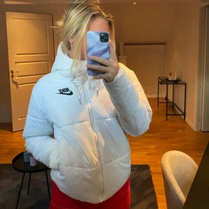 Vinterjacka Nike - Säljer denna vinterjacka från Nike som man kan ha ut och in beroende på vad man känner mest för. 