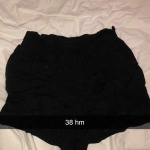 Säljer dessa svarta shorts ifrån H&M! Superfina att bara dra över till stranden eller som mjukis. Går även att klä upp🥰Liten i storlek!