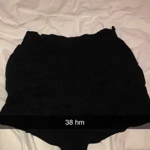 Säljer dessa svarta shorts ifrån H&M! Superfina att bara dra över till stranden eller som mjukis. Går även att klä upp🥰Liten i storlek!