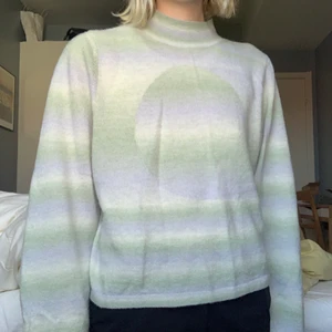 Stickad tröja & Other stories - Mysig stickad tröja från & other stories med hög krage och ett spännande mönster! Mycket bra skick. Storlek L