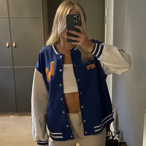 Baseballtröja - Baseballjacka från H&M. Väldigt mjuk och skön i materialet, typ som i ett ”tröjmaterial”. Aldrig använd! Frakt tillkommer