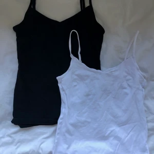 Svart och vita linnen - Två linnen, svart och vit i storlek S med justerbara band. Knappt använda då de är för små för mig. De kommer ifrån lager 157 och originalpriset är 30kr per styck. Säljer dem enskilt för 20kr per linne, köper ni dem tillsammans säljer jag dem för 30kr. Jag möts helst upp i Lund eller i närområdet.Hör av er om ni har fler frågor 🥰