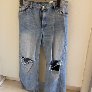 Jeans med egenklippta hål - Säljer dessa vida högmidjade jeans med egenklippta hål eftersom det inte är min stil längre! Superfina nu till hösten, köpare står för frakt💕