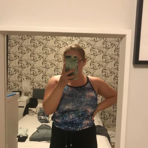 Tränings linne  - Tränings linne, långt linne, stretchigt, storlek M men skulle absolut passa storlek L, har även exakt samma i svart vit. Så du kan få en för 30 eller två för 40kr 