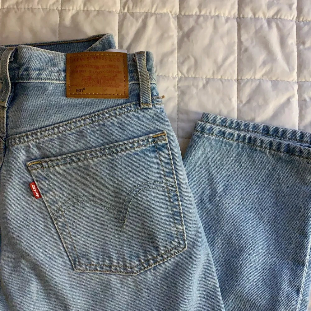 Ljusblåa Levis 501 jeans i nyskick! Säljer pga för små och därför aldrig använda. Jeansen är i storlek W26 L28(86cm). Org pris 1100kr och säljer för 500kr och uppåt!. Jeans & Byxor.