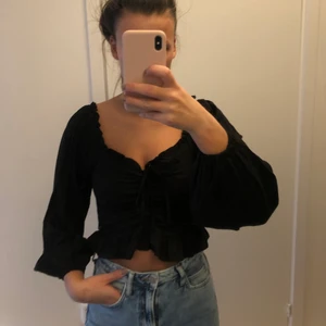 Svart blus från bikbok  - Helt ny topp från bikbok inköpt i våras och aldrig kommit till användning. Knytning, balongärm och lite kortare läng. Storlek xs men passar även S bra.