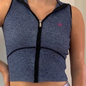 Topp från diesel - Topp från diesel med dragkedja och luva. Supercool!! Står M på lappen men storleken är ganska flexibel🌟