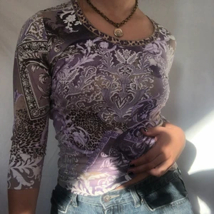 Lila mönstrad topp - Lila mönstrad bohemisk topp. Smyckad med cheeta print! Är helt kär i den men behöver pengarna :-/. Helt defektfri. Köpare står för 48kr frakt. Storlek s men stretchig så passar även m. 