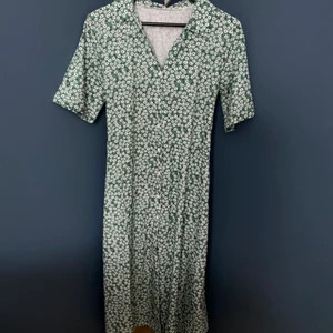 Grönblommig klänning - Supersöt midi-klänning! 💚 på mig som är 162 räcker den till mina vader ungefär (bild 3) Den har en krage runt halsen, och man kan knyta bandet både fram och i ryggen. 