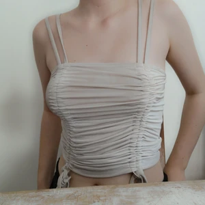 Beige linne - Beige linne med justerbar snörning knappt andvänt