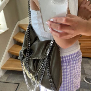 Stella McCartney väska - IntresseKOLL på denna fina väska! Vill se om någon är intresserad. Tycker den används alldeles för sällan hos mig. Säljer den dock bara för ett bra pris. Den är i jättebra skick och rymlig 💘 Mörkgrön med silverdetaljer.