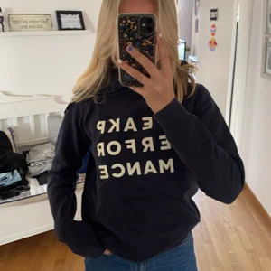 Peak performance hoddie - Mörk blå peak hoddie som är väldigt lite använd!!💙 ganska liten i storleken