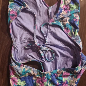 Baddräkt/body - Blommig superfin baddräkt/body storlek 36. Topshop.