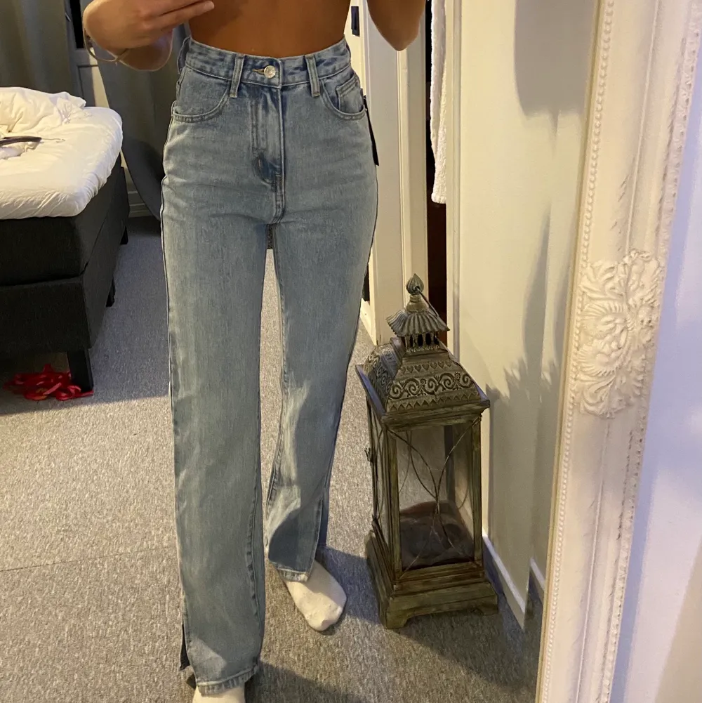 Jeans från PrettyLittleThings, med slit. De är i petite, jag är 162 och de är perfekta i längden på mig. Endast testade, har prislappen kvar.. Jeans & Byxor.