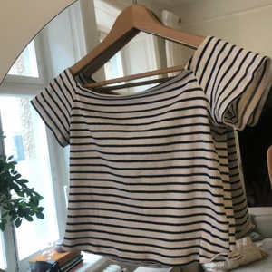 Randig topp / singoalla linne från H&M - Säljer min randiga topp/ singoalla linne från H&M. Oanvänd💘Storlek M.💘