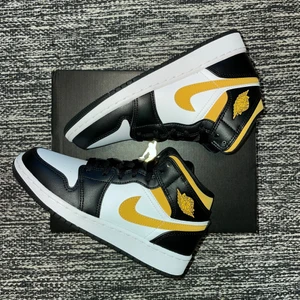 Jordan 1 mids ~ black/pollen - Jordan 1 mids gs ~ black/pollen                                                                         Strl. 35.5eu                                                                               Pris 1200kr.                                                                        Skickas dubbelboxat!                                                                           Spårbar frakt 99kr, försäkrad spårbar frakt 184kr.              Skriv vid frågor eller för fler bilder!💞