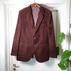 Manchesterkavaj - Brun manchesterkavaj, vintage. Ingen storleksmärkning men gissar att den är M (herr). Du ser längden på kavajen på sista bilden. Axelvaddar som man såklart kan ta bort om man vill🌻 