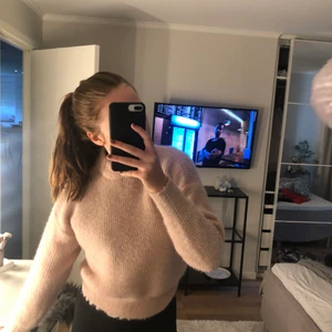 Stickad tröja - Nästan helt oanvänd stickad skimrig tröja. Frakt 50kr