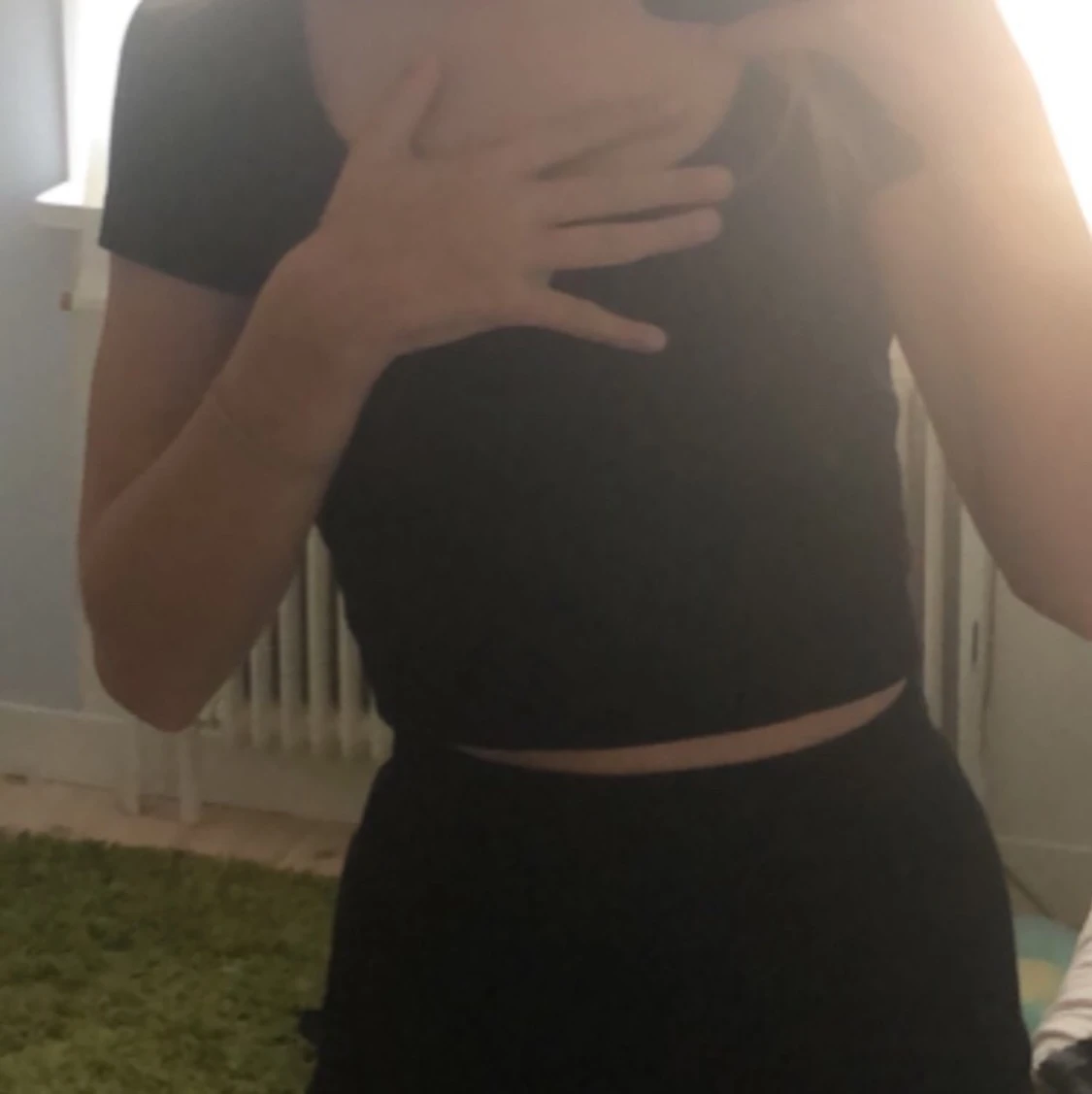 Svart tajt kjol ned till knäna