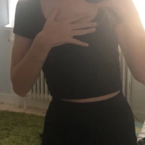 Svart tajt kjol ned till knäna - Denna kjol vet jag inte helt ärligt talat varför jag säljer den passar men det är nog för att jag aldrig kommer ha på mig den typ❤️