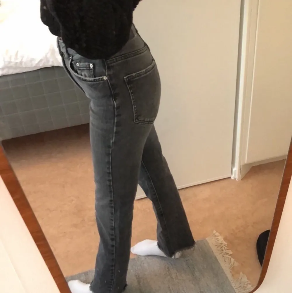 Gråa jeans från Gina tricot i storlek xs (korta ben). Jeans & Byxor.