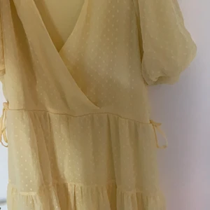 Sommarklänning - Superfin och härlig gul sommarklänning som jag aldrig använt, köpte den förra sommaren den är i jättebra skick och är i storlek L men den går att spänna vid midjan så den passar som S och M också💞💞💞