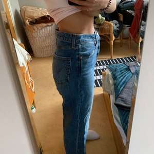 Levis ribcage - Säljer ett par helt nya enbart testade Levis ribcage straight ankle i storlek w28l27! Supersnygga men tyvärr för stora för mig.  Jag är öppen för prisförslag också