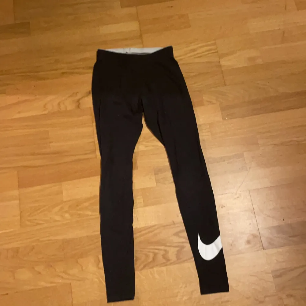 Svarta Nike tights i storlek xs. Jeans & Byxor.