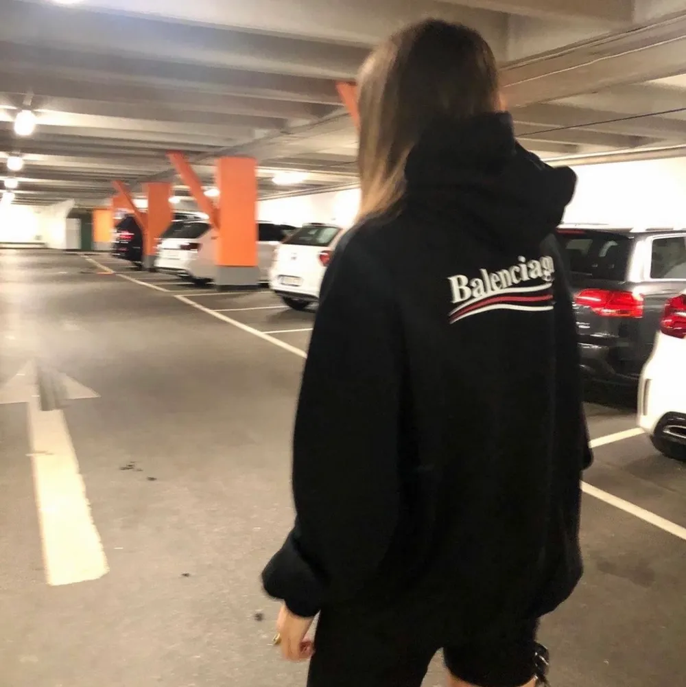 Säljer nu min Balenciaga hoodie då den inte kommer till användning så mycket längre. Den är i väldigt fint skick! Har tyvärr inte kvar förpackning/kvitto. Köpt på MyTheresa. Högst bud vinner🔨💕. Hoodies.