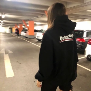 Äkta Balenciaga hoodie🎉 - Säljer nu min Balenciaga hoodie då den inte kommer till användning så mycket längre. Den är i väldigt fint skick! Har tyvärr inte kvar förpackning/kvitto. Köpt på MyTheresa. Högst bud vinner🔨💕