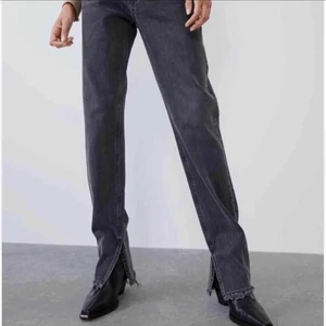 Zara jeans - Hej, säljer dessa jättesnygga zara jeans som är slutsålda överallt! De är i storlek 36 och passar mig som vanligtvis har 34/36, (sitter som på bilden) köparen står själv för frakten 💓 vid snabb affär kan priset diskuteras (OBS Bud är bindande)