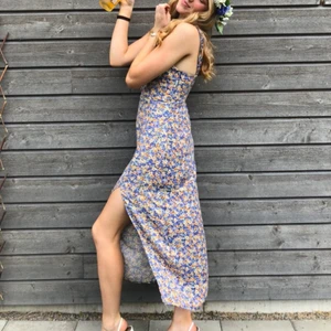 Sommarklänning  - Sötaste sommarklänningen. Blommig och drömmer. Använd en gång 