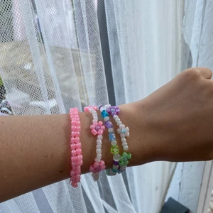 Pärlsmycken - Egengjorda smycken av pärlor i olika slag. Jag gör custom, vilket innebär att jag gör efter önskemål och beställning. Ringar: 30 kr st Armband: 40 kr st Halsband: 60 kr st. ✨🌸