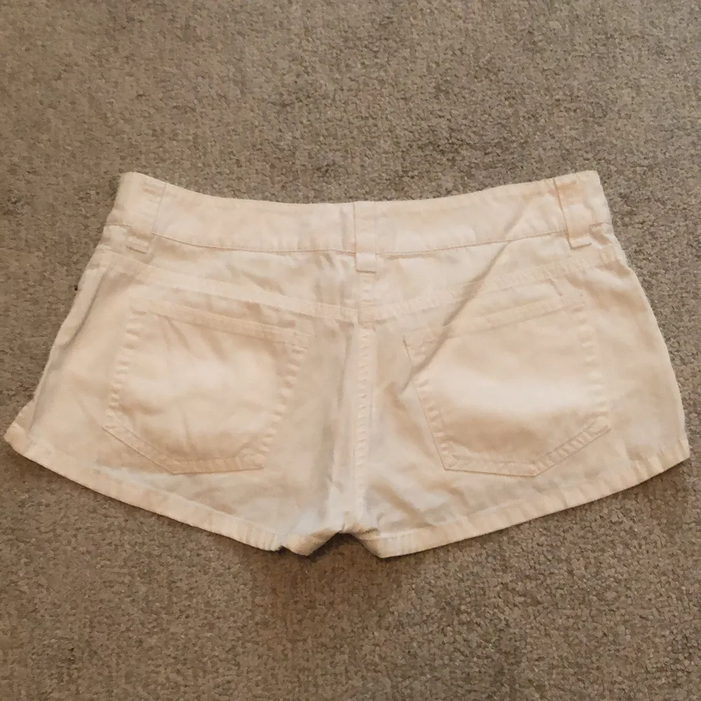 Shorts från HM, vita fina eleganta. Storlek EU34=XS. Shorts.