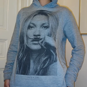 Sjuk Kate Moss playboy hoodie💙💟 - Skitnajs overzized hoodie från Playboy 💗💗🍭pris e alltid diskuterbart och skriv för fler bilder eller om du undrar något💙💙💟💟pris e alltid diskuterbart och skriv för fler bilder eller om du undrar något💙💙💟💟