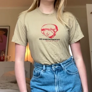 Beige bandtröja, 22 pistepirkko - Cool bandtröja (22 pistepirkko) i beige, storlek S men passar även större (och mindre beroende på hur oversize man vill ha den)! Använder knappt, från 90-talet!