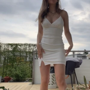 Klänning - Jättesöt vit klänning med öppen rygg 🤍använd en gång