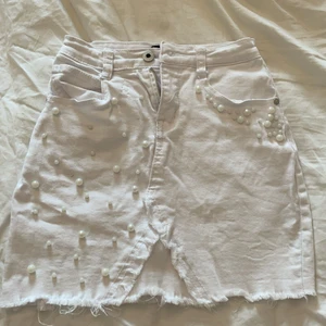 Vit jeanskjol får chelsea med pärlor i storlek 34 - Denna jätte fina kjol kan jag tyvärr inte använda längre för den är för liten. Den har väldigt dina detaljer med pärlor i olika storlekar och alla dessa sitter kvar så kjolen är i bra skick. Köptes för 299kr