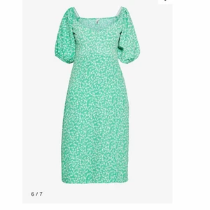 Sommarklänning - Säljer denna helt slutsålda klänning från Nelly då den inte riktigt är min stil. Använd en gång bara. 
