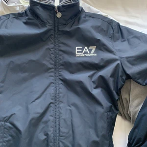 EA7 Vindjacka svart - Fräsch knappt använd
