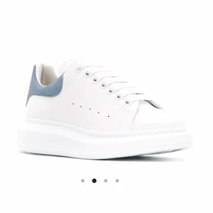 Alexander mcqueen sneakers  - Säljer mina näst intill oanvända sneakers från alexander mcqueen pga att det tyvärr är för stora för mig… det är de så kallade ”oversized leather trainers” med ljusblå baksida. Låda och äkthetsbevis finns självfallet med!!! Hör av er om det är något ni undrar :)
