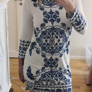 Bohemisk klänning  - Bohemisk klänning med vackert mönster