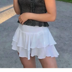 Vit volankjol - Intressekollar! Jätte fin vit volangkjol som tyvärr aldrig har kommit till någon användning. Passar olika storlekar då den är stretchig. Lånade bilder men kan skicka egna 💓 buda. Högsta bud: 190 kr + frakt 🌈🧚🏻‍♂️ Avslutar budgivningen på måndag (idag) kl 18:00