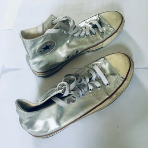 Höga Converse Silver strl 41 - Höga silvriga converse i strl 8/41. Använda men bra skick! Jag har strl 40 och har använt dem med en extra sula. 