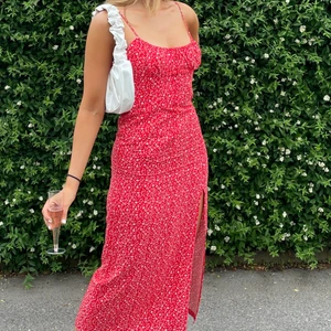 Klänning ifrån Zara  - Säljer denna fina blommiga klänningen ifrån Zara i strl S❤️Är lite liten i strl för mig så kommer tyvärr inte till användning❤️Budgivning från 150 kr❤️