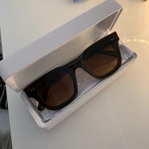 Chimi  - Säljer mina helt nya chimi glasögon i färgen Brown och modellen 04. Jättefint skick då jag aldrig använt de! Tillhörande glasögonfodral medföljer. Nypris 1100kr, bud från 700kr eller köp direkt för 900kr❤️ tillkommer frakt! LÄGG INTE BUD OM DU INTE KAN BETALA. 