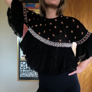 Svart tunika  - Flirtig tunika som är lite genomskinlig, super härlig och luftig till sommaren! 