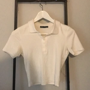 En t-shirt från zara i storlek M - En t-shirt i väldigt bra skick, använd några fåtal gånger, köparen står för frakten 