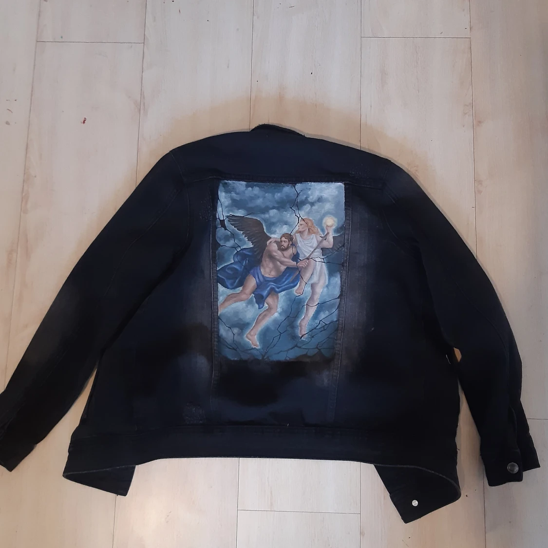 Svart denim jacka med oljemålning på ryggen